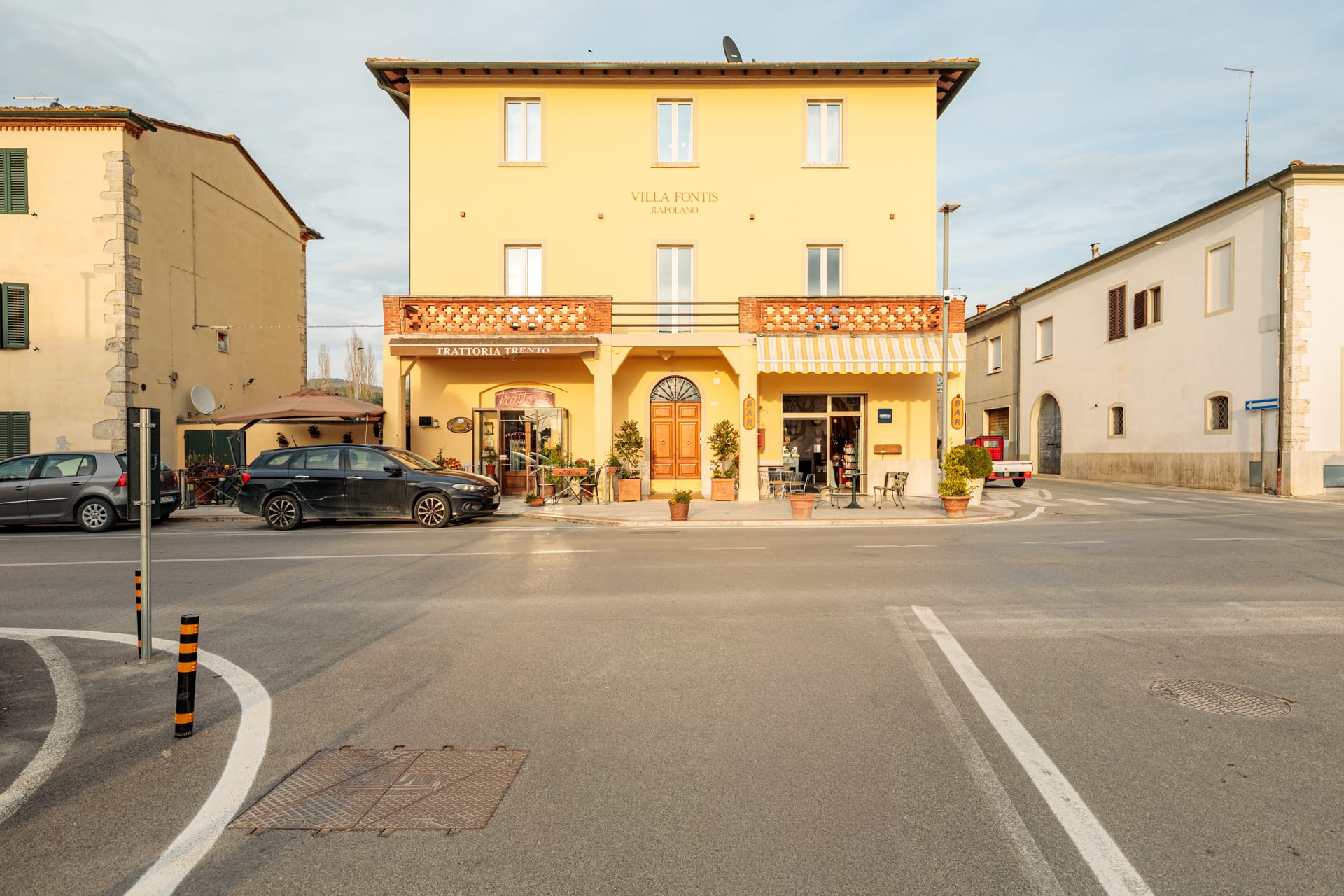 Facciata di Villa Fontis Rapolano nel centro di Rapolano Terme, dimora storica vicino alle terme.