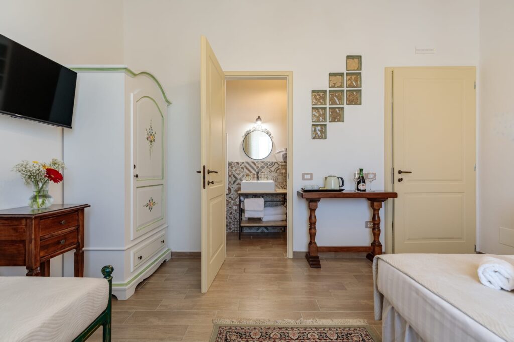 Camera di Villa Fontis Rapolano con bagno privato, scrivania, arredi in stile toscano e ambienti luminosi.
