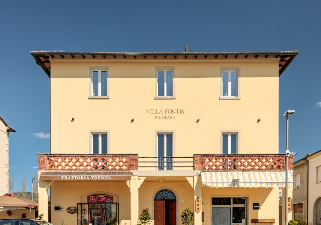 Facciata di Villa Fontis, dimora storica a Rapolano Terme vicino alle Terme Antica Querciolaia