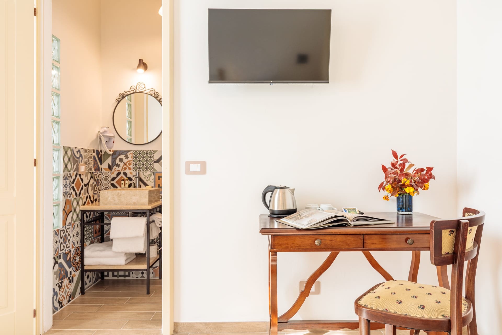 Camera di Villa Fontis Rapolano con scrivania, TV, bollitore e accesso al bagno privato.