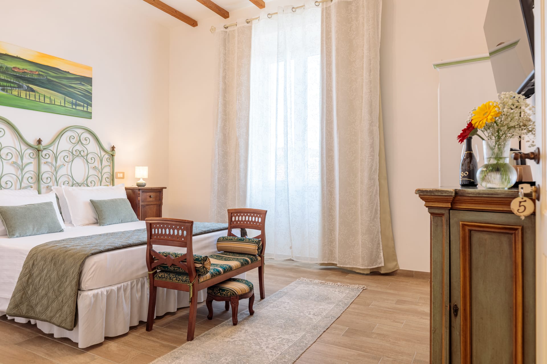 Camera matrimoniale elegante di Villa Fontis Rapolano a Rapolano Terme, ideale per un soggiorno di relax vicino alle Terme Antica Querciolaia