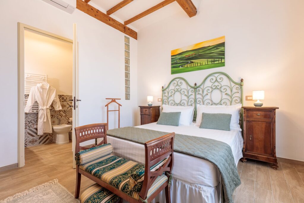 Camera Matrimoniale Deluxe di Villa Fontis Rapolano con bagno privato, soffitti con travi in legno e arredi in stile toscano a Rapolano Terme