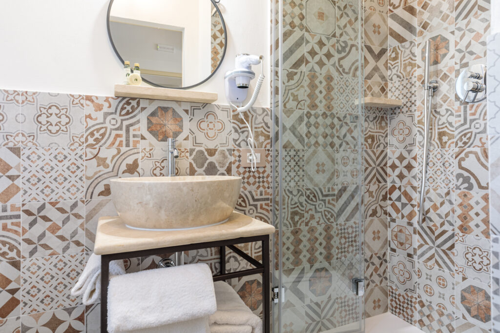 Doccia e lavabo in pietra del bagno privato della Camera Matrimoniale con Letti Singoli presso Villa Fontis a Rapolano Terme.