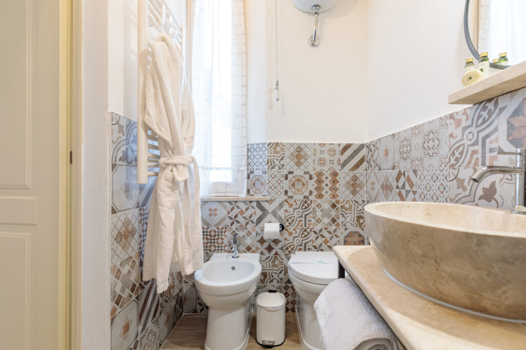 Bagno luminoso della Camera Matrimoniale con Letti Singoli di Villa Fontis, completo di bidet, doccia e set di cortesia.
