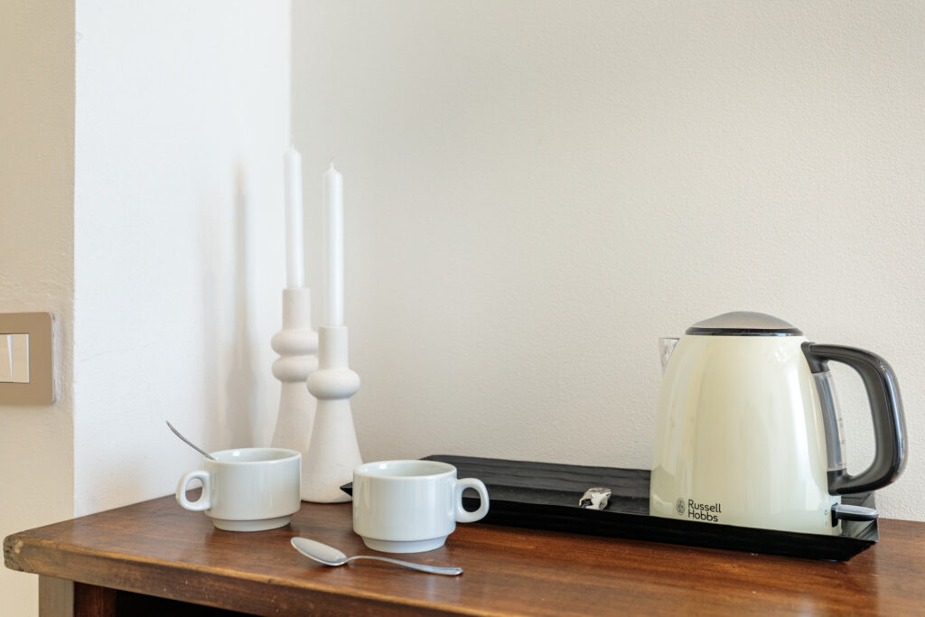 Angolo tè e caffè della Camera Matrimoniale con Letti Singoli di Villa Fontis, ideale per una pausa di relax.