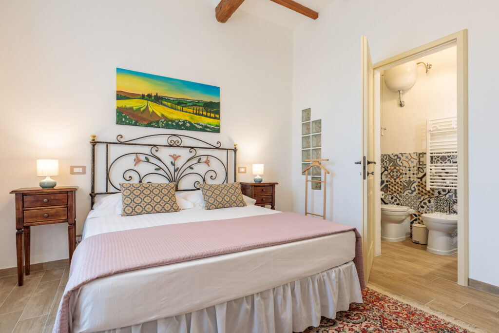 Camera Matrimoniale Standard di Villa Fontis a Rapolano Terme con letto matrimoniale, bagno privato e arredamento elegante in stile toscano.