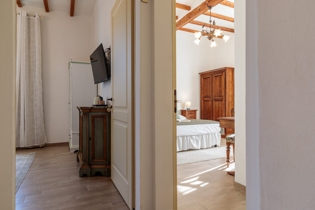 Ingresso della Camera Matrimoniale Standard di Villa Fontis Rapolano con vista sul letto matrimoniale e bagno privato a Rapolano Terme.