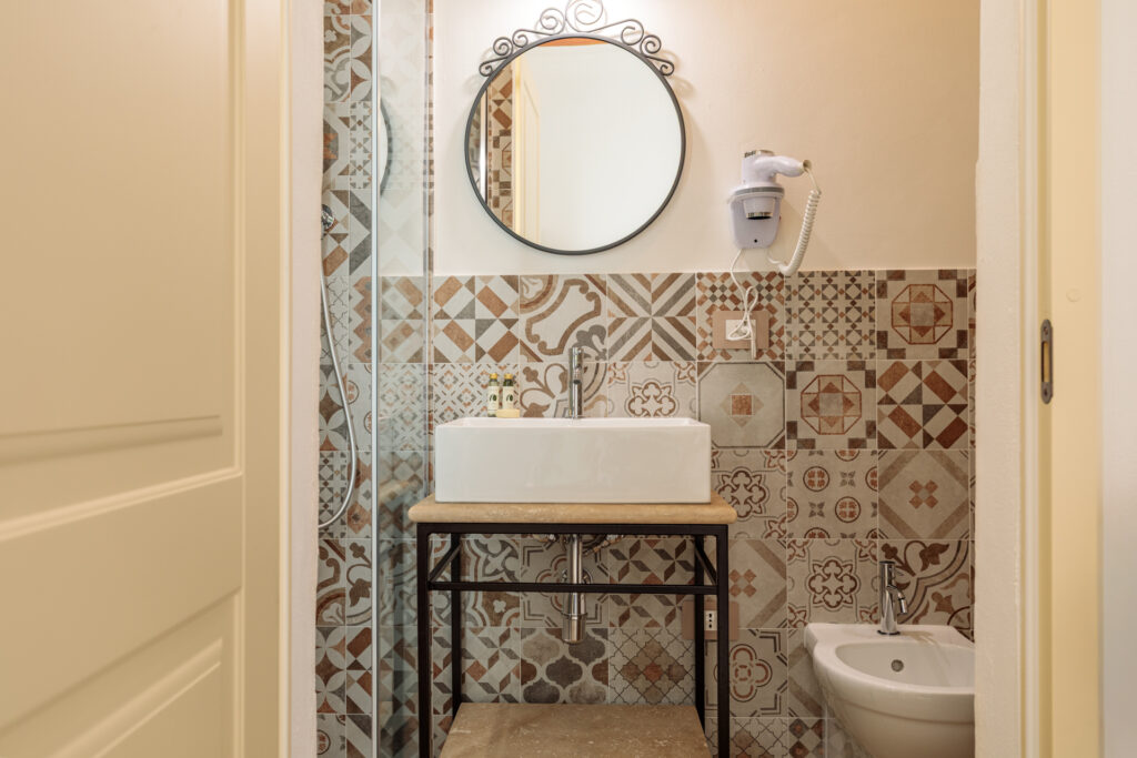Bagno privato della Camera Matrimoniale Standard di Villa Fontis Rapolano con lavabo, specchio e ampia doccia.