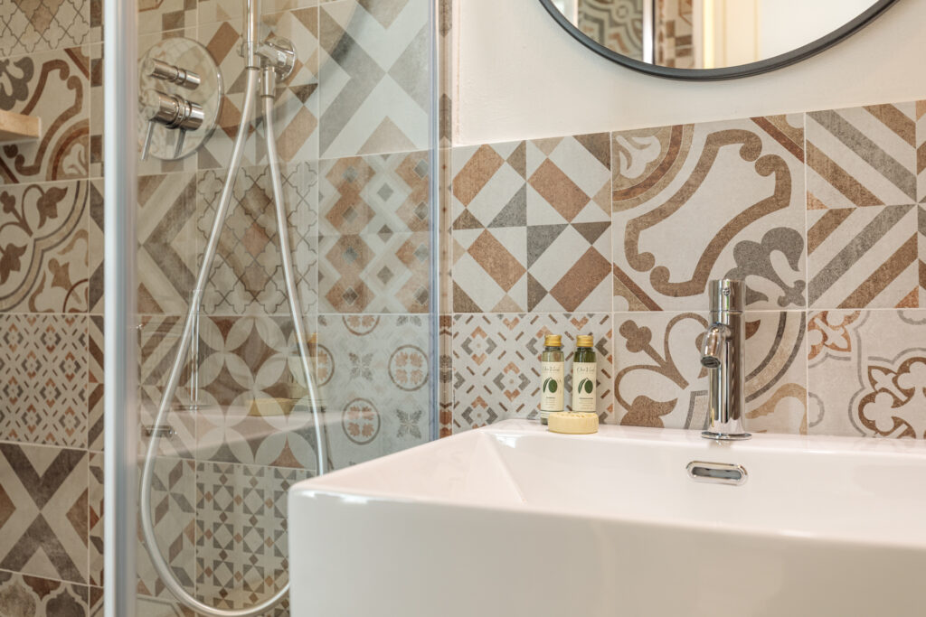 Dettaglio del lavabo e della doccia nel bagno della Camera Matrimoniale Standard di Villa Fontis Rapolano.