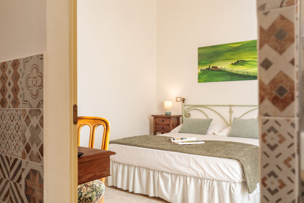 Vista della Camera Matrimoniale Standard di Villa Fontis Rapolano con letto matrimoniale e arredamento in stile toscano.