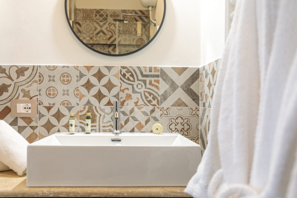 Dettaglio del lavabo e dei prodotti di cortesia nel bagno della Camera Matrimoniale Superior di Villa Fontis Rapolano.